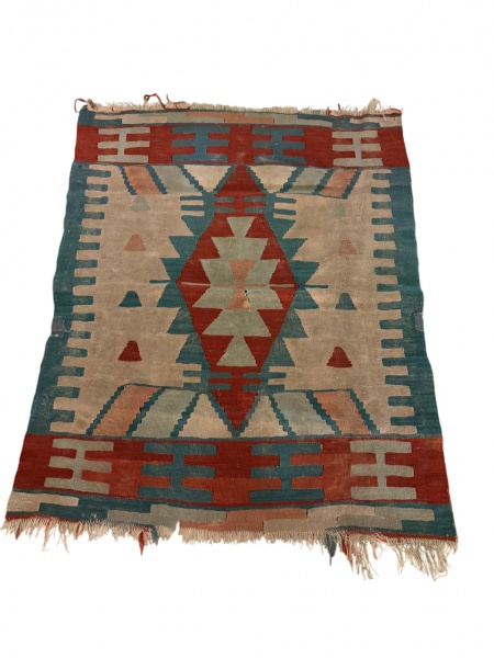 Tapete Kilim, possui restauro, (necessita lavagem). 0,89 x 1,11 m = 0,98 m²