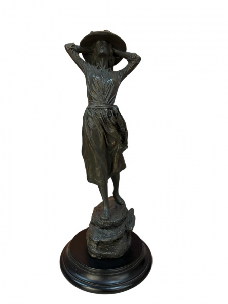 Escultura de resina representando figura feminina. Mede: 41 cm de alt