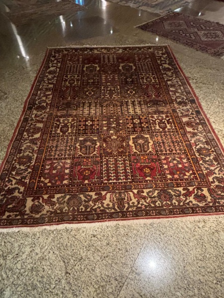 Tapete Baktiar queimado (necessita lavagem). Mede: 2,12 x 2,93 m = 6,21 m²