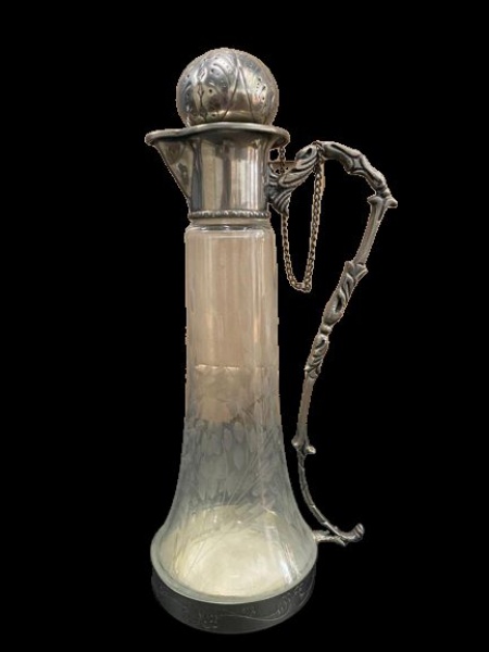 Jarra de cristal translucido com apliques de metal branco. Mede: 38 cm alt.