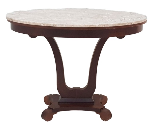 Mesa auxiliar de mogno, estilo Regency, ovalado, apoiado em hastes em lira, base recortada, tampo recoberto de mármore travertino sobre quatro pés baixos em curva. 100 x 71 x 75 cm altura.