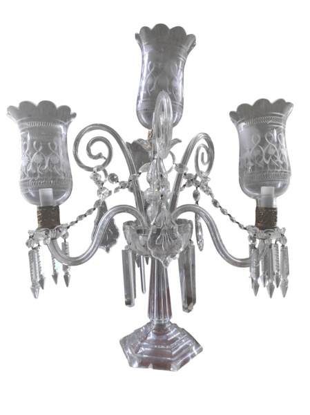 Candelabro de cristal para 4 luzes com braços em curva com mangas removíveis com pendentes de cristal .Mede : 57 cm de diâmetro X 66 cm de alt.