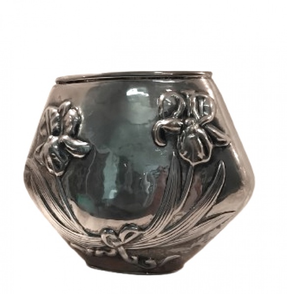 Floreiro de metal decorado com flores .Mede : 19 x 7 x 16 cm atl.