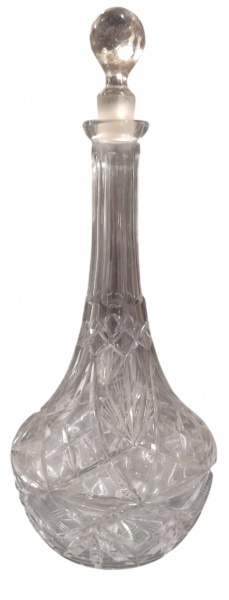 Garrafa de cristal translucido com barrado na base . Mede: 29 cm altura