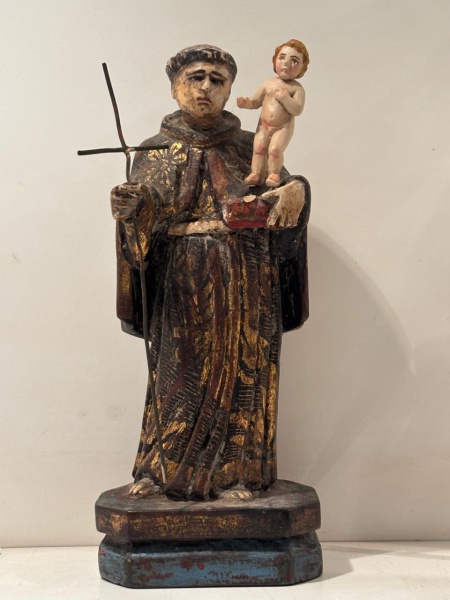 Santo Antônio de Pádua-Imaginaria de madeira esculpida ,com policromia e vestigios de douramento , cruz adaptada . (possui olhos de vidro). Mede: 16,5 cm de alt
