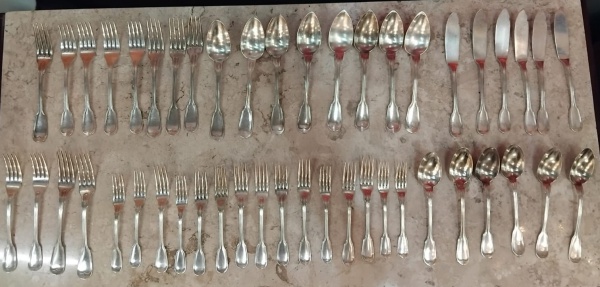 Christofle modelo Filet Violon 8 colheres de sopa 6 colheres de sobremesa, 6 garfos para peixe, 6 facas para peixe, 6 garfos para fruta, 6 garfos grandes, 9 garfos para sobremesa. Total: 47 peças