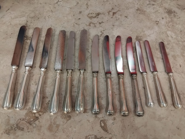 Lote composto por 13 facas de metal contrastado Christofle modelos variados (no estado)
