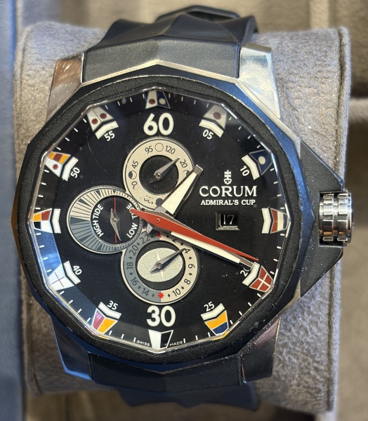Relógio CORUM, ADMIRAL'S CUP, caixa de aço e cerâmica 48 mm, movimento automático, reserva de corda de 42 horas, mostrador preto, date, fases da lua e maré, pulseira de borracha.