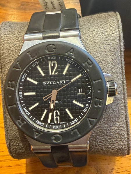 Relógio Bulgari Diagono, caixa de aço 40 mm, movimento automático, visor de saphira mostrador preto, bracelete de borracha, fecho de aço