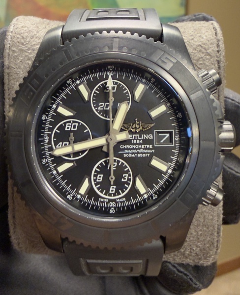 Relógio Breitling Superocean Chronograph II, caixa de PVD 44 mm, movimento automático, visor de saphira, mostrador preto, bracelete de borracha, fecho de aço, cronómetro. Acompanha caixa