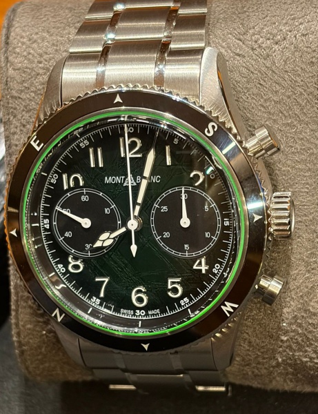 Relógio Montblanc 1858 Geosphere Chronograph Green Dial, caixa 42 mm de aço, visor de saphira, movimento automático, mostrador verde e preto, bracelete de aço, data, cronógrafo, bússola, acabamento ve
