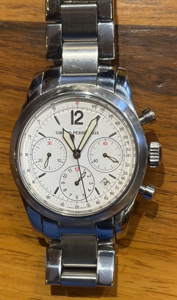 Relógio cronógrafo Girard-Perregaux , caixa de aço 40 mm, movimento automático, visor de saphira, mostrador branco, pulseira de aço fecho de aço, cronógrafo. Acompanha caixa e documentos