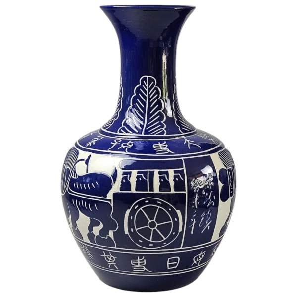 Grande floreiro de cerâmica chinesa, esmaltado em azul cobalto sobre fundo branco formato bojudo de pescoço alongado, decoração de motivos estilizados. 38 cm de diâmetro x 63 cm de altura. (Esse lote