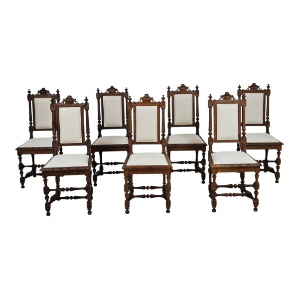 Conjunto de 7 cadeiras para sala de jantar, estilo Renascentista, de madeira de lei, com belos entalhes em alto e baixo relevo, sem estofamento. 46 x 43 x 103 cm. (Esse lote encontra-se em São Paulo,
