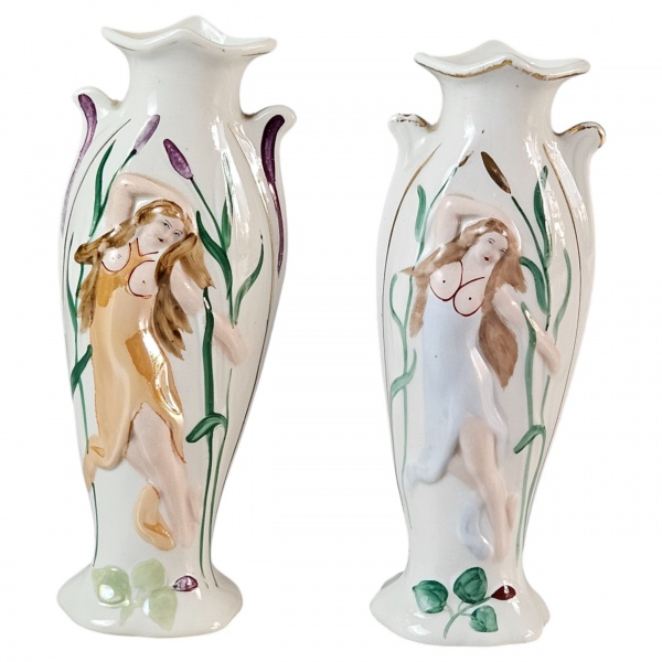 Par de floreiros de porcelana europeia, estilo art nouveau, decorados em policromia, filetados a ouro.18 cm de altura. (Esse lote encontra-se em São Paulo, o frete é por conta do arrematante).