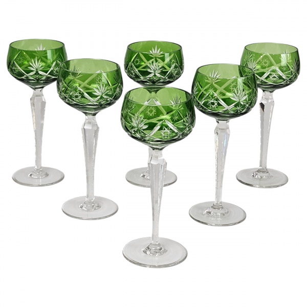 Conjunto de seis copos de pés elevados de cristal double, tcheco, verde e translúcido. Haste facetada afinando para baixo. Copo em estilizações geométricas. 20 cm de altura. (Esse lote encontra-se em