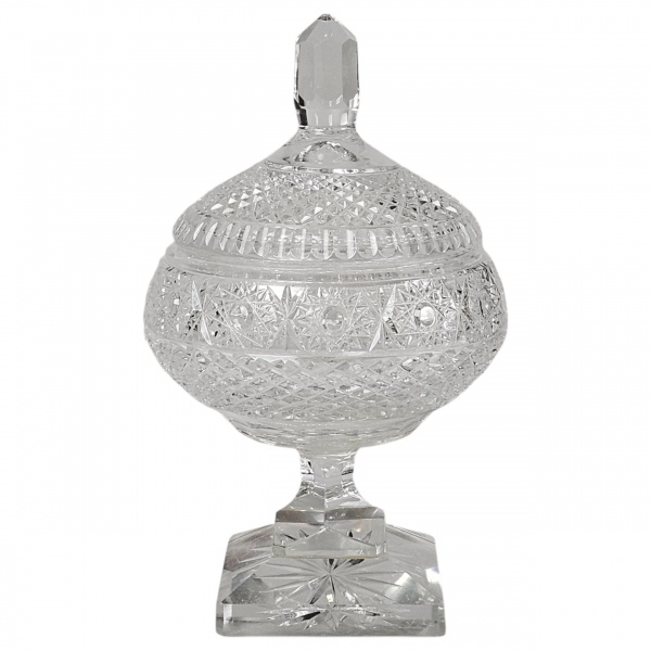 Bela compoteira de cristal Baccarat translúcido de pé elevado, base quadrangular com fundo em estrela, formato bojudo, totalmente lapidada a mão em bicos de jaca. Pega da tampa multifacetada. 16 cm de