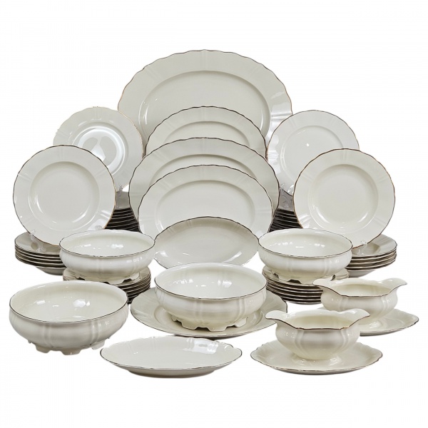 Aparelho para jantar de porcelana alemã "Furstenberg", fundo creme com detalhes e barrados a ouro, composto de: 24 pratos rasos, 12 pratos fundos, 12 pratos para sobremesa, 1 prato para arroz, 3 molhe