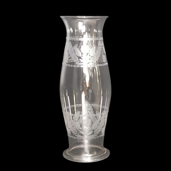 Grande donzela de cristal, borda e base lapidada a mão com fosqueados de motivos fitomorfos. 19 x 56 cm altura. (Esse lote encontra-se em São Paulo, o frete é por conta do arrematante).