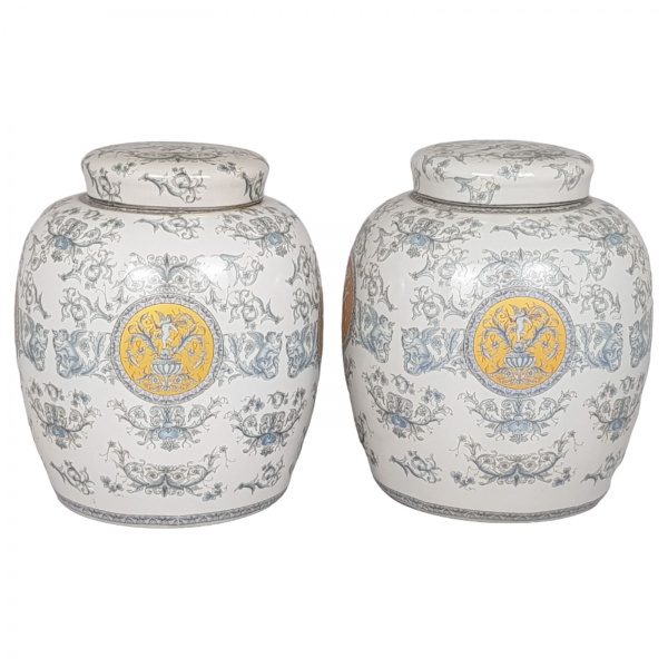 Par de potiches bojudos, de porcelana chinesa, fundo branco decorado com figuras de anjos em policromia. 13 x 32 cm altura. (Esse lote encontra-se em São Paulo, o frete é por conta do arrematante).