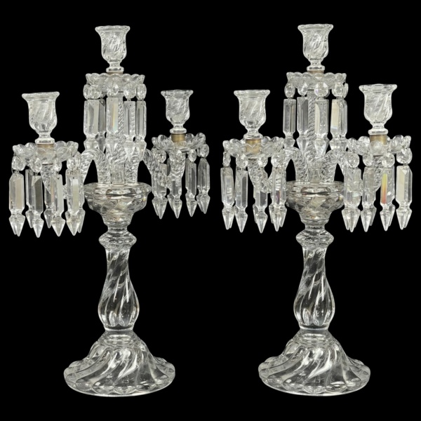 Baccarat, França. Magnífico par de candelabros modelo girandoles, para 4 luzes cada, estilo Luis XV/XVI revival, de cristal lapidado de alta qualidade e estrutura metálica. Apresentam composição rica