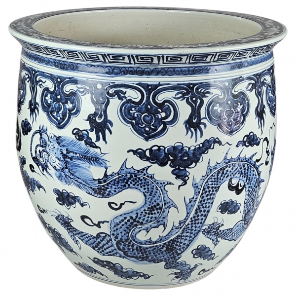 Belo aquário, cachepô, de porcelana chinesa azul e branca, decorada com dragões, um motivo clássico da arte da cerâmica chinesa, inspirado nas porcelanas Ming. O dragão, símbolo do poder, força e boa