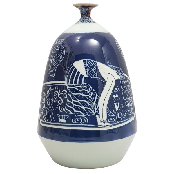 Floreiro de porcelana chinesa, formato de moringa, esmaltado a fogo, decorado em diferentes tons de azul com caracteres e figuras típicas. 38 cm altura. (Esse lote encontra-se em São Paulo, o frete é