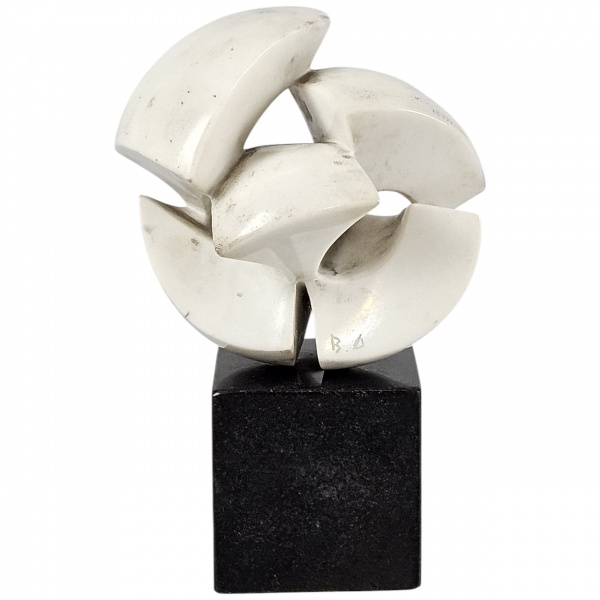 BRUNO GIORGI (1905-1993). Meteoro. Escultura de época, mármore branco de Carrara sobre base de granito. Assinada B.G. 18 x 18 (sem a base). (Esse lote encontra-se em São Paulo, o frete é por conta do