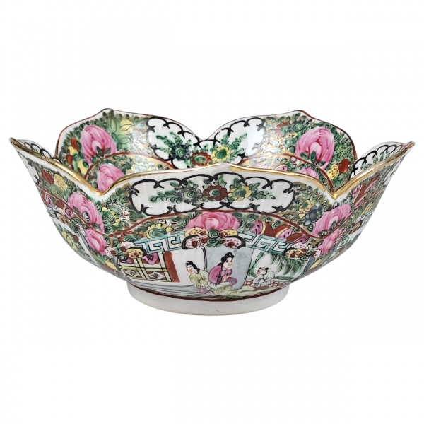 Bowl de porcelana oriental, estilo Cantão Mandarim, esmaltada por rica policromia com cenas e figuras típicas entre profusa ornamentação de motivos orgânicos, borda recortada. 24 x 10 cm altura. Déc. 