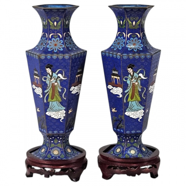 Par de vasos cloisonê, corpo facetado, fundo azul cobalto, decorados com flores estilizadas, painéis figurativos e arquitetura tradicional. Ornamentação policrômica delimitada por fios metálicos. Base