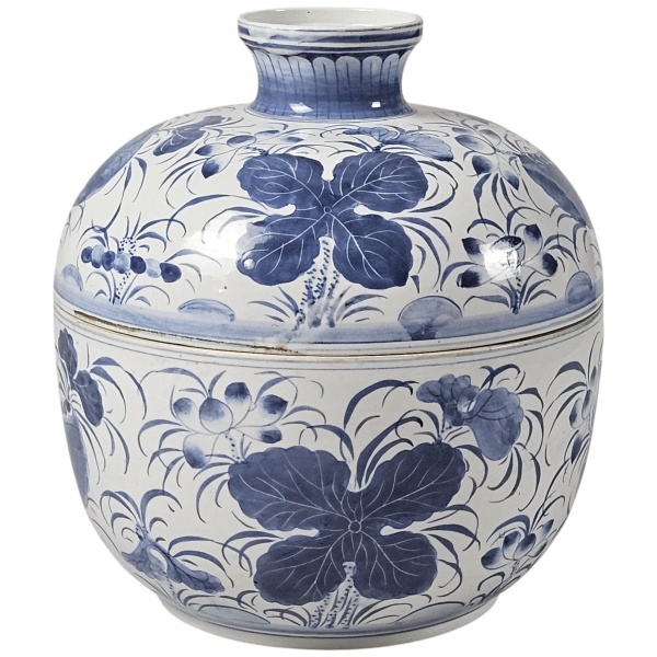 Grande pote de porcelana chinesa, azul e branca, formato bojudo, decoração com flores e frutos. 25,5 cm de diâmetro x 30 cm de altura. (Esse lote encontra-se em São Paulo, o frete é por conta do arrem
