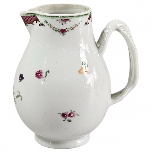 Bela cremeira de porcelana chinesa Cia das Índias, séc XVIII, Qianlong, decoração floral policrômica, alças trançadas, bordas com guirlanda e treliças. 13 cm de altura. (Esse lote encontra-se em São P