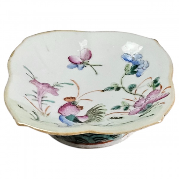 Pequeno covilhete de porcelana chinesa, Cia das Índias, séc. XVIII, decorado por ricos esmaltes policrômicos com motivos vegetais. No verso, selo de autorização do governo chinês para saída do país. 1