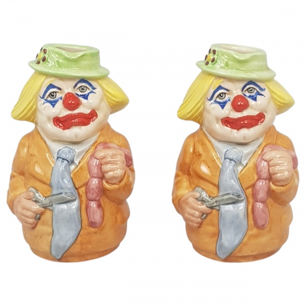 Par de canecas de louça inglesa, Royal Doulton, moldadas no formato de palhaço. 10 cm altura cada. (Esse lote encontra-se em São Paulo, o frete é por conta do arrematante).