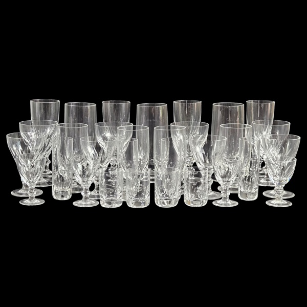 Serviço de cristal translúcido de excepcional qualidade, possivelmente Baccarat, composto de: 9 taças para vinho tinto, 9 taças para vinho branco, 9 taças para vinho do porto, 12 taças para champagne,