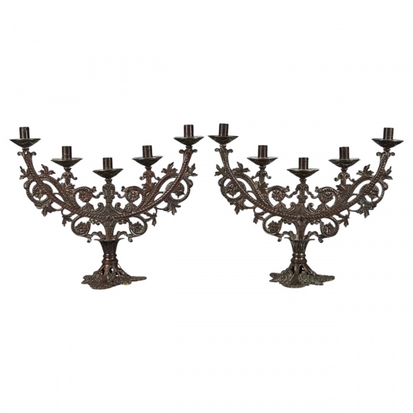 Par de imponentes candelabros de altar (ou tocheiros), ao estilo Luís XV, possivelmente franceses ou espanhóis do final do século XIX. Confeccionados em liga metálica fundida, apresentando pátina escu