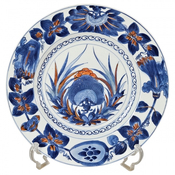 Prato raso de porcelana chinesa, período Kangxi, decoração florida paixão. 27 cm diâmetro. Séc.XVIII. (Esse lote encontra-se em São Paulo, o frete é por conta do arrematante).