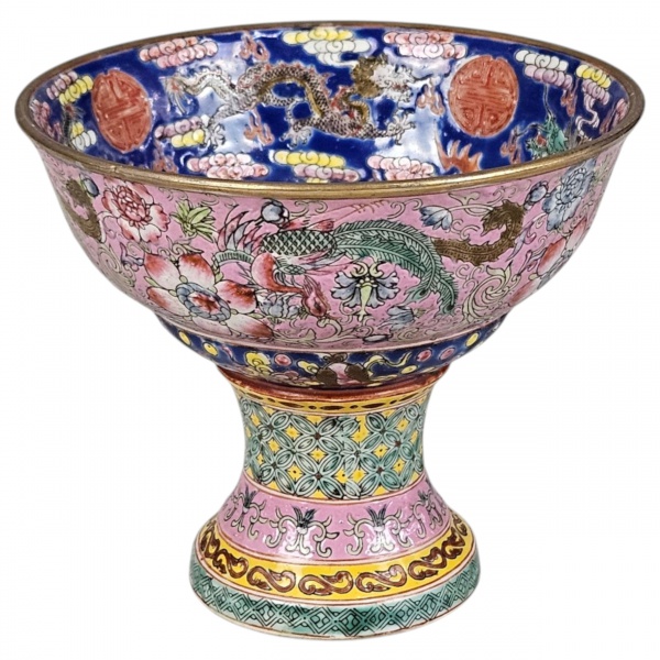 Rara Taça de libação, China século XIX, para o mercado da Malásia, conhecida como Malacca Straits( Estreito de Malaca) Peça em esmalte policromado sobre fundo rosa e amarelo, fênix em voo com flores d