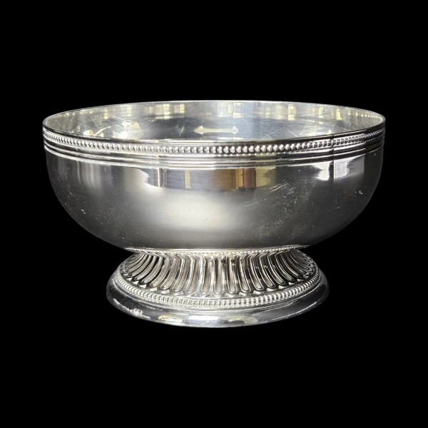 CHRISTOFLE. Bombonière, modelo Perles, base circular. 14 x 7,5cm altura. Sem uso. (Esse lote encontra-se em São Paulo, o frete é por conta do arrematante).