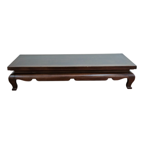 Mesa de centro de madeira nobre, formato retangular. 150 x 65 x 30 cm de altura. (Esse lote encontra-se em São Paulo, o frete é por conta do arrematante).