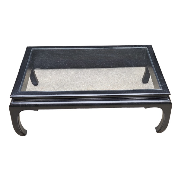 Mesa de centro, de madeira nobre patinada de preto, estilo Ming, formato retangular, tampo de vidro. 97 x 67 x 32 cm de altura. (Esse lote encontra-se em São Paulo, o frete é por conta do arrematante)