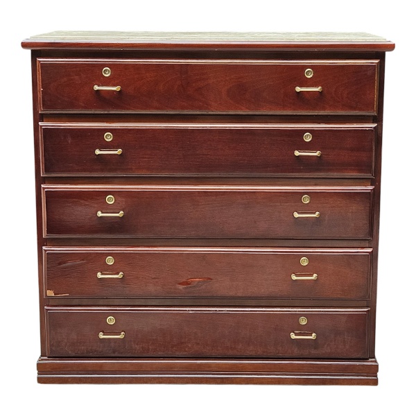 Cômoda gaveteiro, estilo inglês, de madeira nobre lustrada, com cinco gavetas, tampo de mármore travertino. Europa, Séc. XX. 104 x 51 x 103 cm de altura.