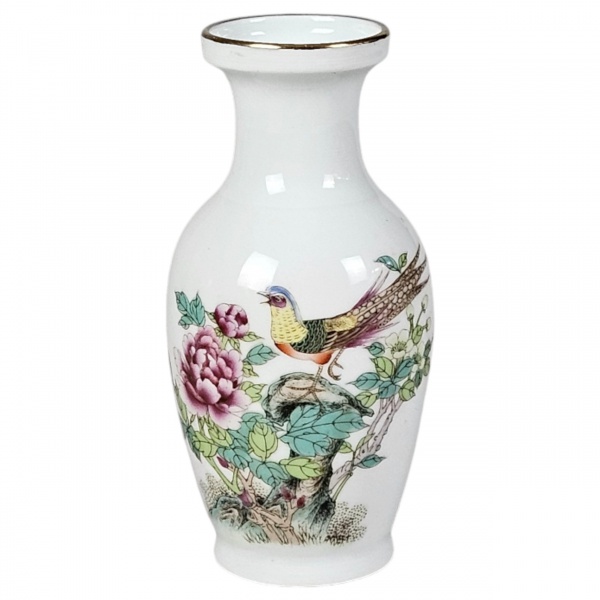 Gracioso floreiro de porcelana chinesa, séc. XX, decorado em policromia sobre fundo branco, com pássaro entre crisântemos e folhagens. No verso caracteres e assinatura. 17 cm altura. (Esse lote encont
