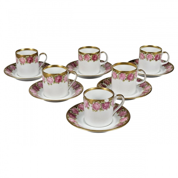 Conjunto de 6 xícaras para café com seus pires, de porcelana branca, decorada com borda floral e friso a ouro. (Esse lote encontra-se em São Paulo, o frete é por conta do arrematante).