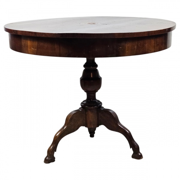 Elegante mesa com tampo circular, de apresentação, com belo trabalho de marcheterie e medalhão central decorativo, característico do mobiliário inglês, início do séc. XX, com forte influência Georgean
