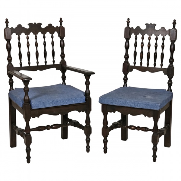 Conjunto de 10 cadeiras e 2 poltronas para sala de jantar, estilo inspirado no colonial ibérico. Apresental espaldar alto com recorte superior ondulado e sucessões de balaustres torneados, de contruçã