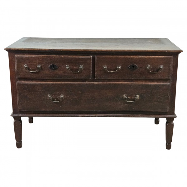 Inportante móvel utilitário, conhecido como "mule chest", pela combinação da arca tradicional e cômoda. Estilo colonial inglês, Georgeano simplificado, do final do séc. XIX. Apresenta desenho sóbrio,