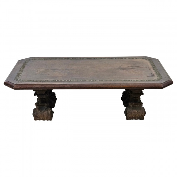 Elegante mesa de centro de inspiração renascentista. Tampo retangular com friso decorativo incrustado. Pés blocados, com entalhes em forma de volutas, que lembram o mobiliário italiano. Época provável