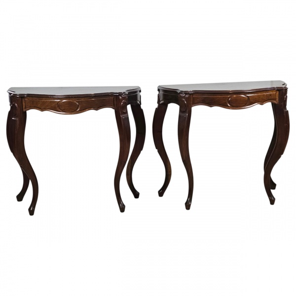 Par de aparadores meia lua, estilo Luis XV revival, de madeira maciça e folheada, acabamento em verniz acetinado. Apresentam pernas cabriolet alongadas e tampo moldurado com curvas suaves. 95 x 45 x 8