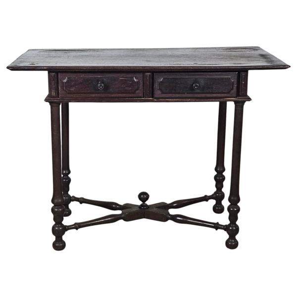Mesa escrivaninha ou de refeitório, rústica de inspiração colonial luso-brasileiro, do séc. XIX, de madeira maciça antiga, provavelmente embúia, construção artesanal, desenho sóbrio porém muito decora